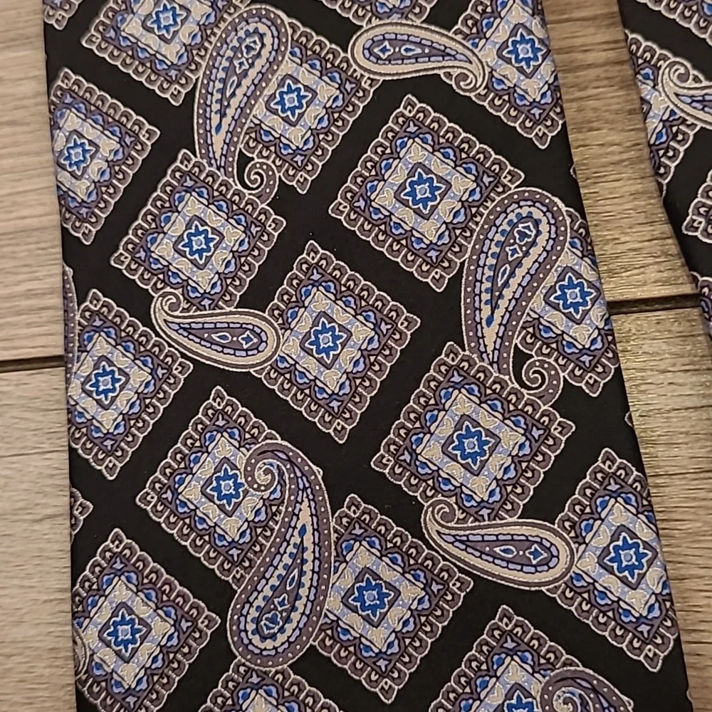 HART SCHAFFNER‎ MARX Metallic Black Silver Paisley Diamond Pattern Silk Tie NEW